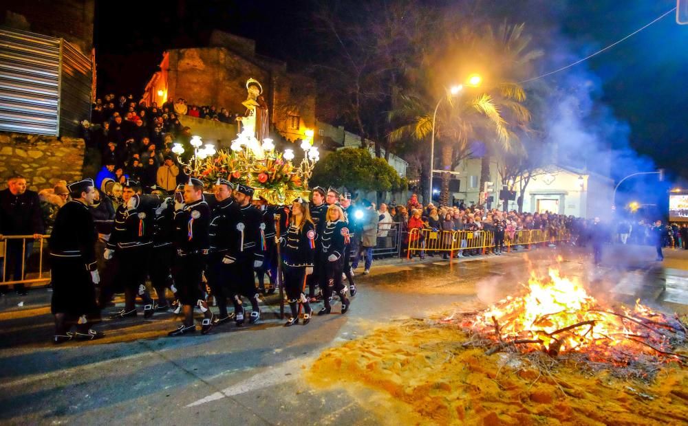 Elda arropa a San Antón pese al frío