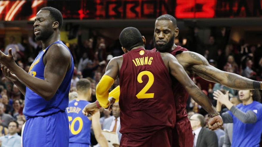 LeBron James y Kyrie Irving celebran una canasta.