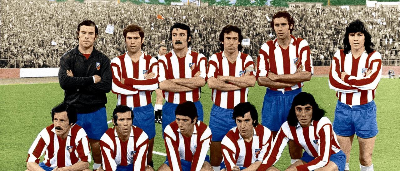 Alineación del Atlético de Madrid en la repetición de la final de la Copa de Europa de 1974, en Heysel. Por la izquierda, de pie, Reina, Melo, Capón, Adelardo, Eusebio y Bezerra; agachados, Salcedo, Luis Aragonés, Alberto, Gárate y Heredia.