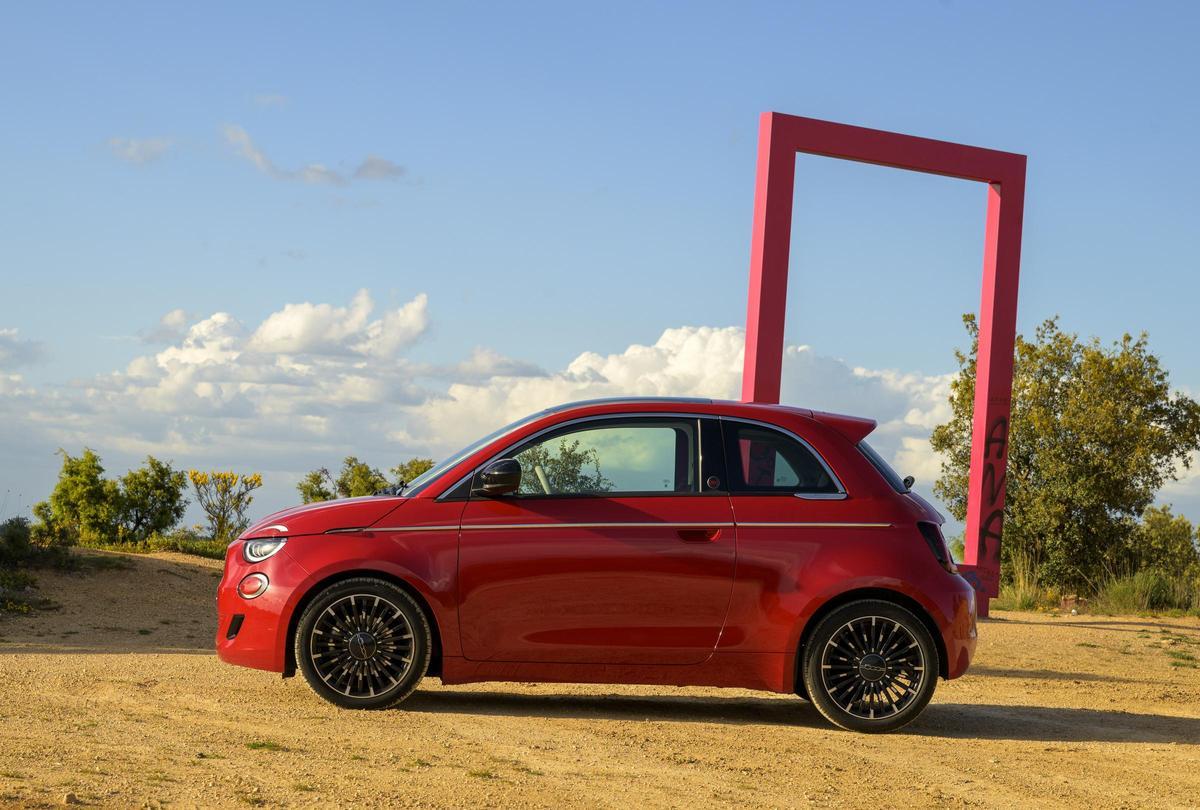 La nueva generación del Fiat 500 Hybrid completa la gama del icónico modelo italiano
