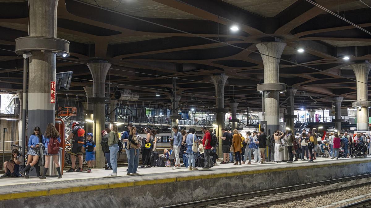 Uno de los andenes de la estación de Oviedo.