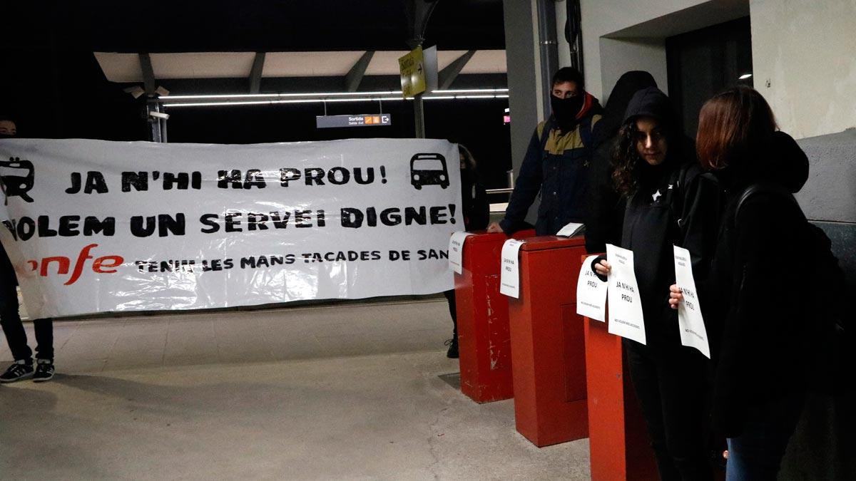 Carteles en defensa de la huelga de billetes de Renfe en la estación de Manresa.