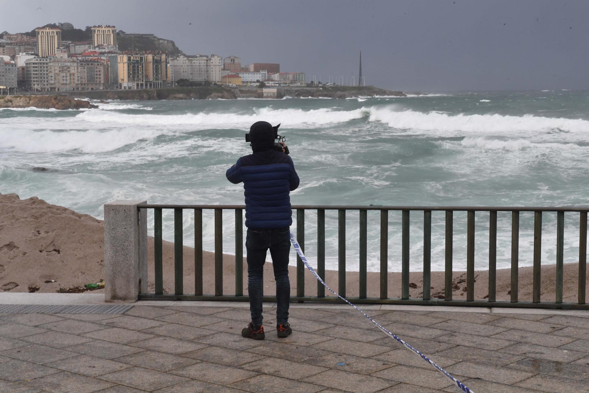 A Coruña en alerta roja: Temporal con fuerte oleaje en Riazor y rachas de más de 100 kilómetros por hora