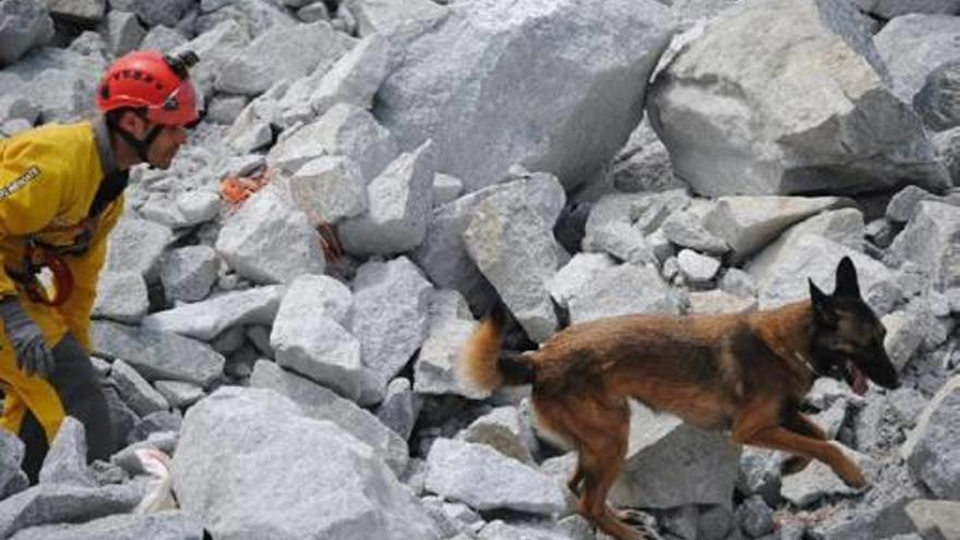 El equipo de rescate ilicitano durante el desarrollo de la prueba en Ferriol.