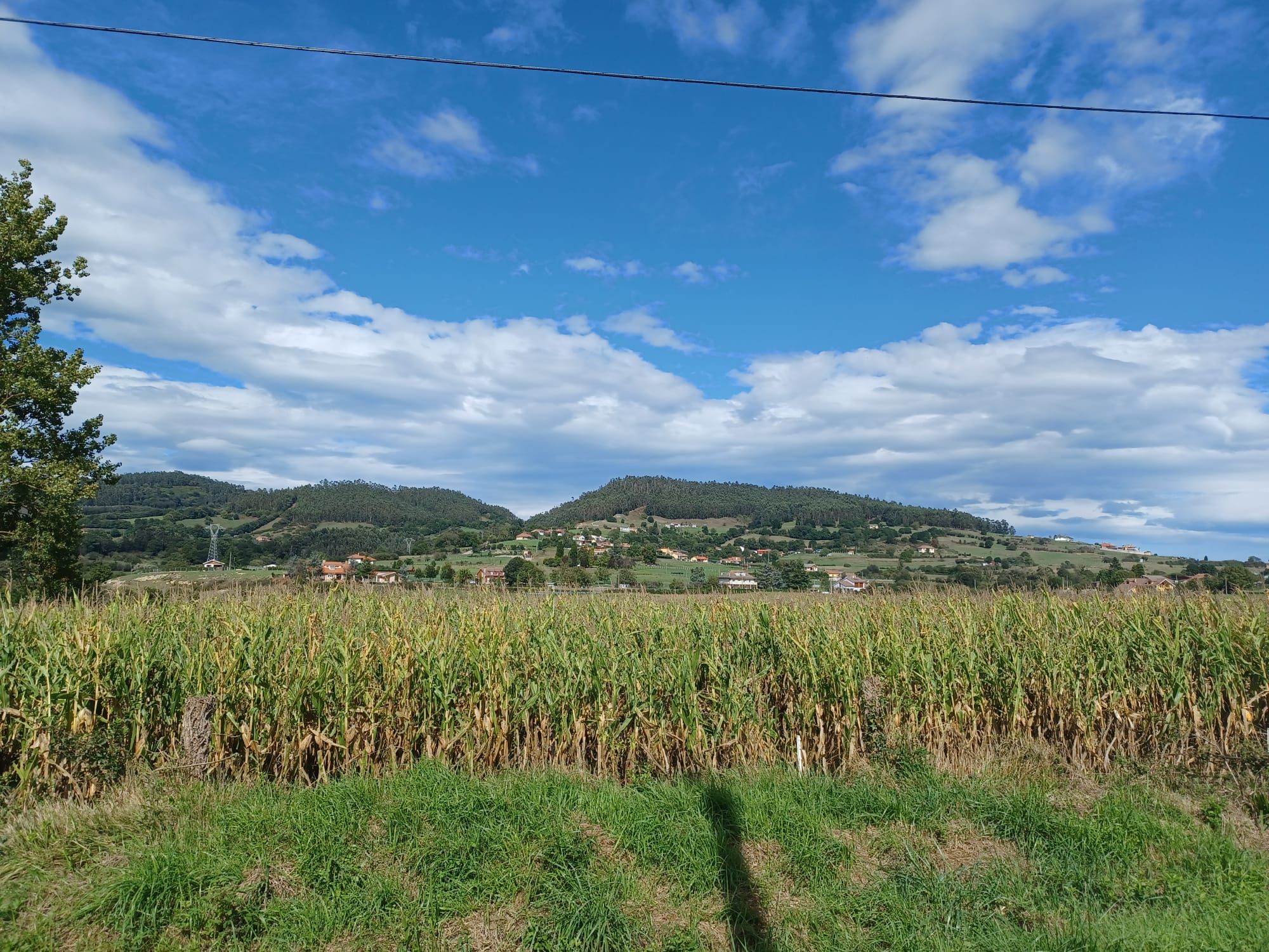 De San Cucao a Villanueva: el camino hacia las Torres Nuevas en uno de los tramos de la ruta de los palacios de Llanera