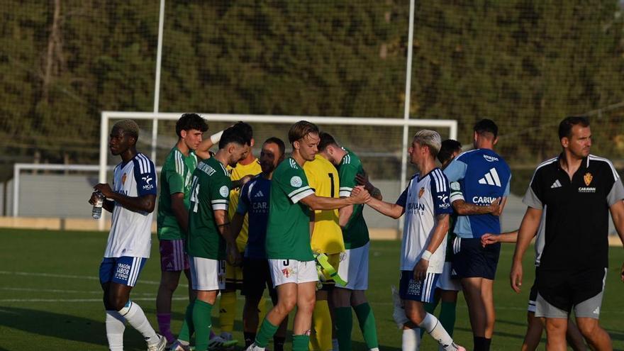 Escudero, jugador del Real Zaragoza, da el susto y acaba con hielo en la rodilla