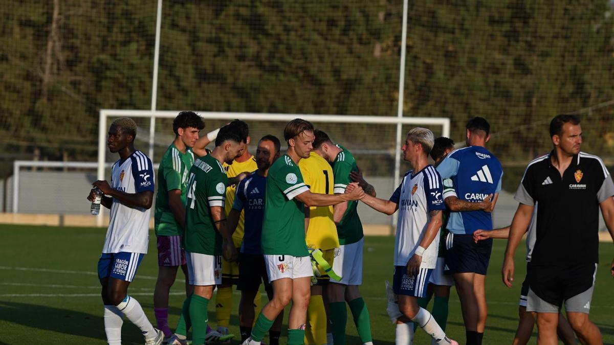 Escudero, jugador del Real Zaragoza, da el susto y acaba con hielo en la rodilla