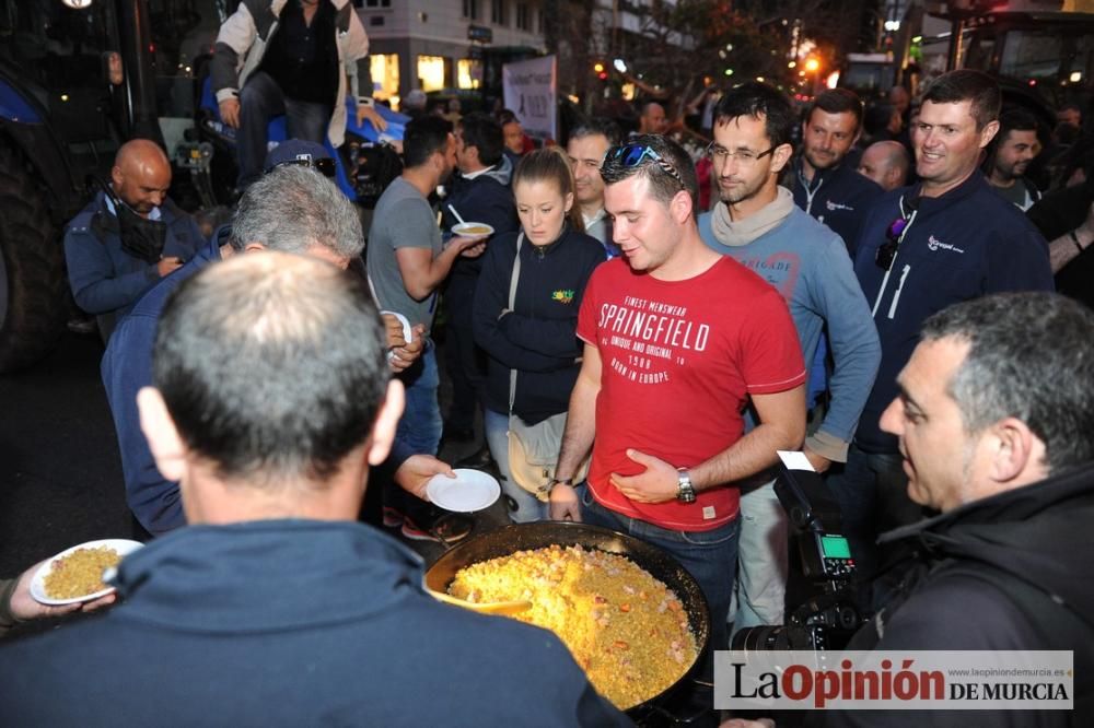 La noche de protesta de los agricultores se pasa con migas