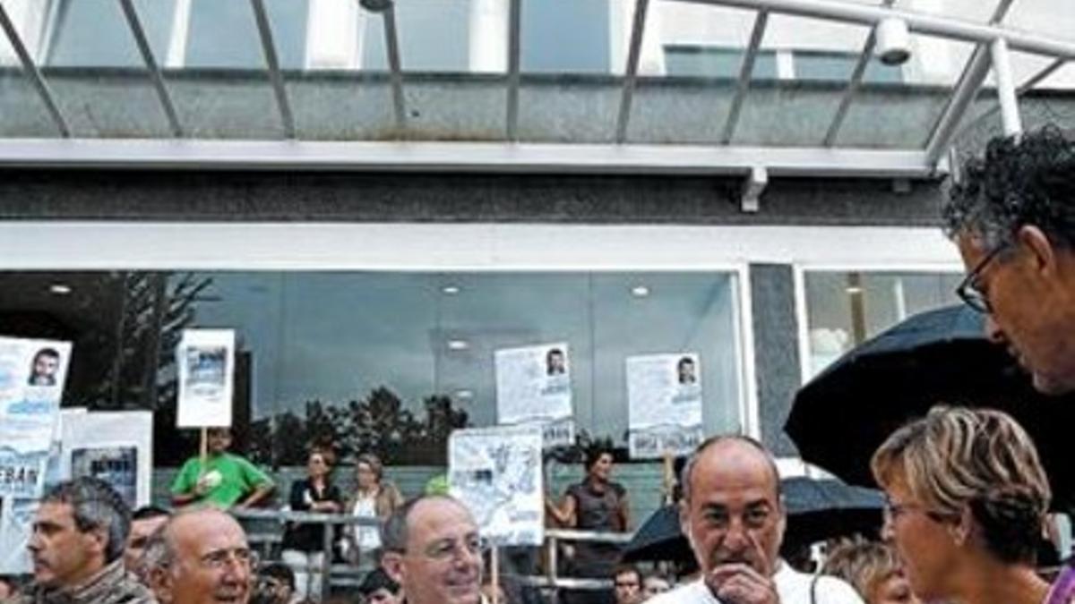 Dirigentes de Amaiur y Bildu, en el exterior del hospital en el que está ingresado Uribetxeberria.