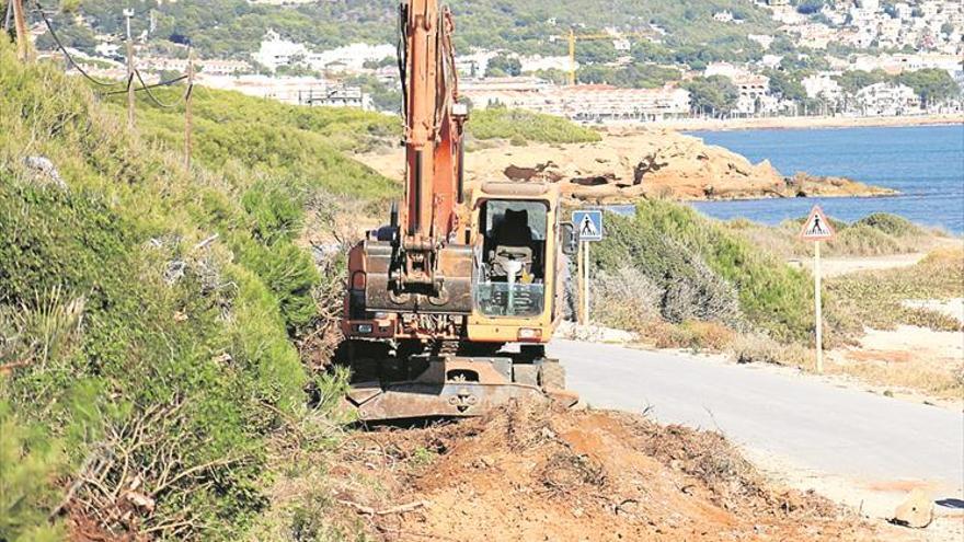 Alcossebre mejora el tramo de la costa frente al campamento