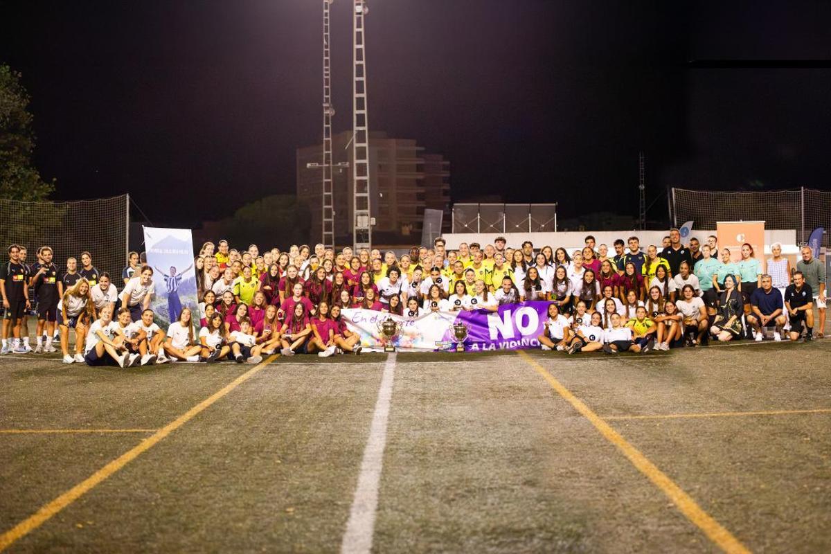 Foto de familia de los equipos participantes y la organización al cierre de una jornada que unió fútbol femenino y solidaridad en Benicàssim.
