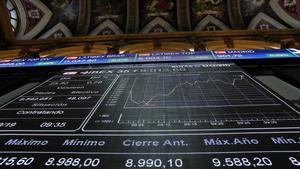 GRAF8694. MADRID, 09/09/2019.- El índice más relevante de la Bolsa española, el IBEX 35, sube un 0,22 % tras unos minutos de negociación y supera los 9.000 puntos, pendiente del Reino Unido y de la reunión del jueves del BCE, que anunciará, previsiblemente, nuevos estímulos económicos. Los inversores estarán atentos este lunes al dato del PIB del Reino Unido, cuyo primer ministro, Boris Johnson, volverá a pedir al Parlamento un adelanto de las elecciones generales, en un momento en el que un brexit sin acuerdo es cada vez más difícil.