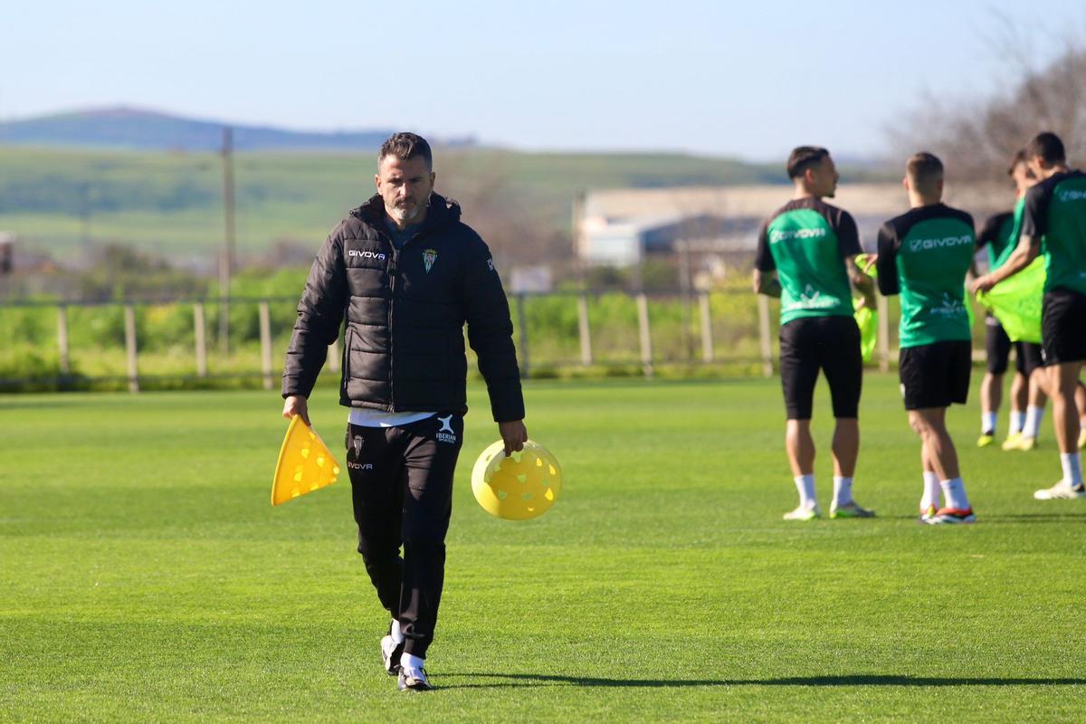 Iván Ania, en el entrenamiento del Córdoba CF del pasado lunes en la Ciudad Deportiva.