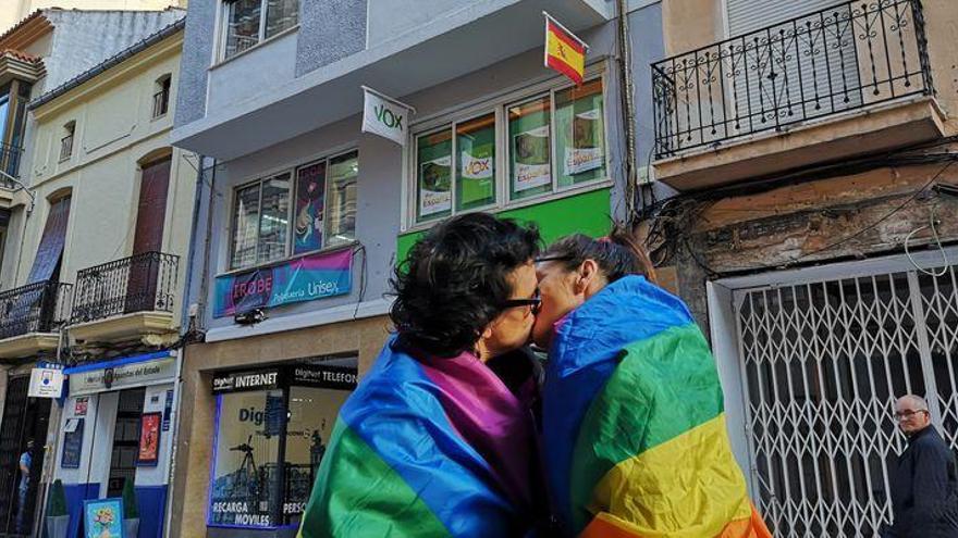 Besos lésbicos &quot;contra la intolerancia&quot; frente a la sede de Vox en Castelló