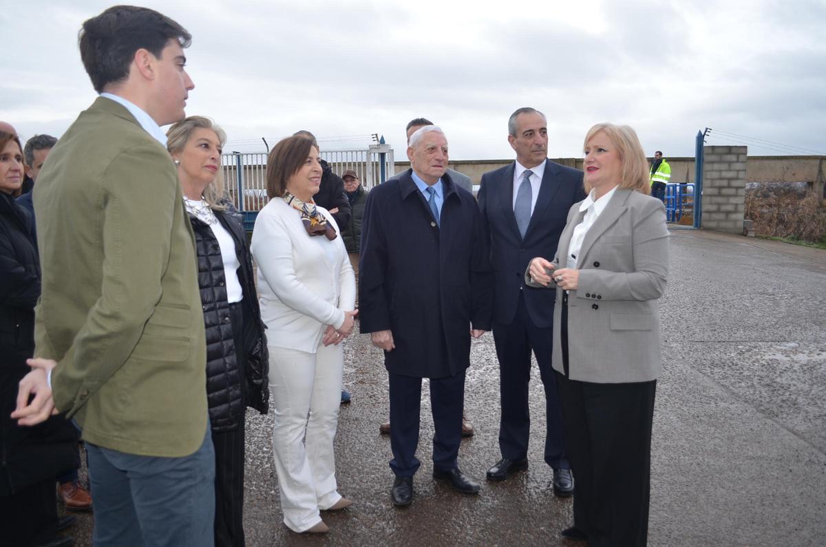 La consejera, a la derecha, conversando con la familia de Avícola Galocha.