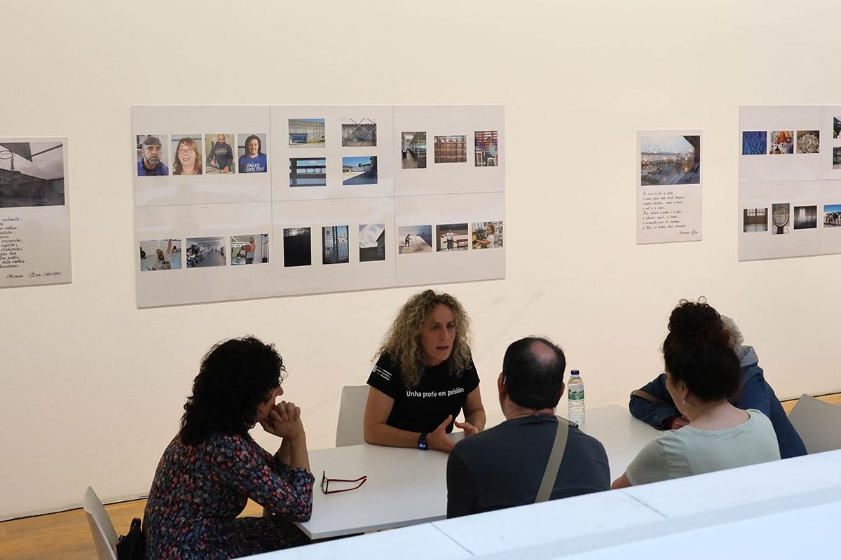 Uno  de los alumnos internos en A Lama dialoga con asistentes a la exposición