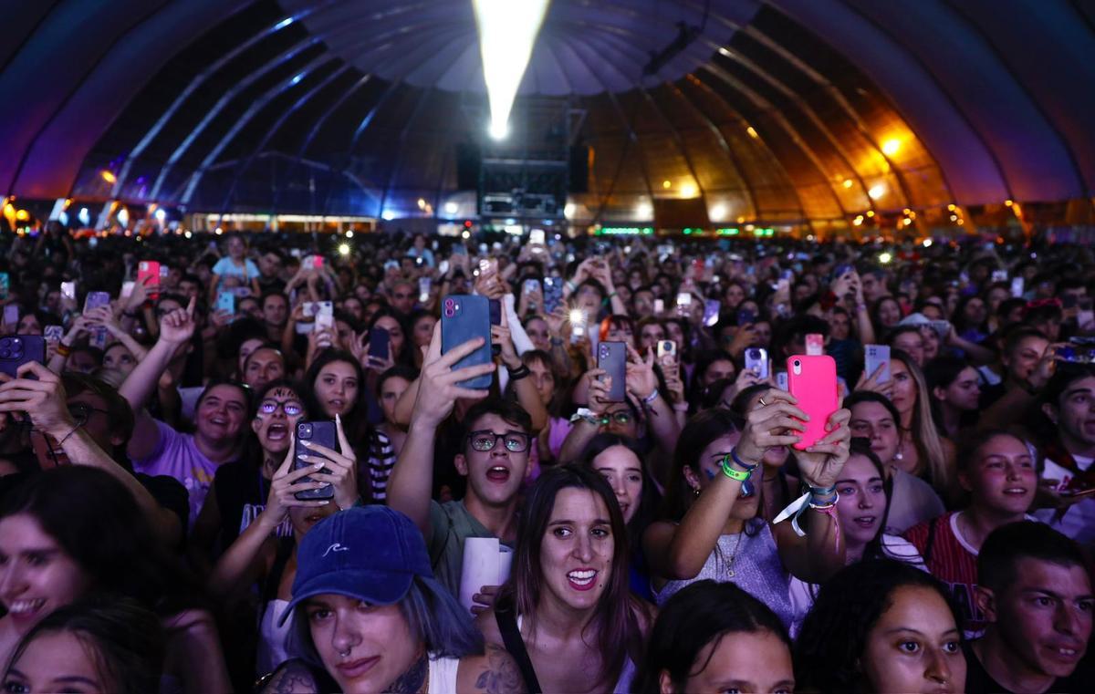 El público se ha entregado a la artista Lola Índigo.