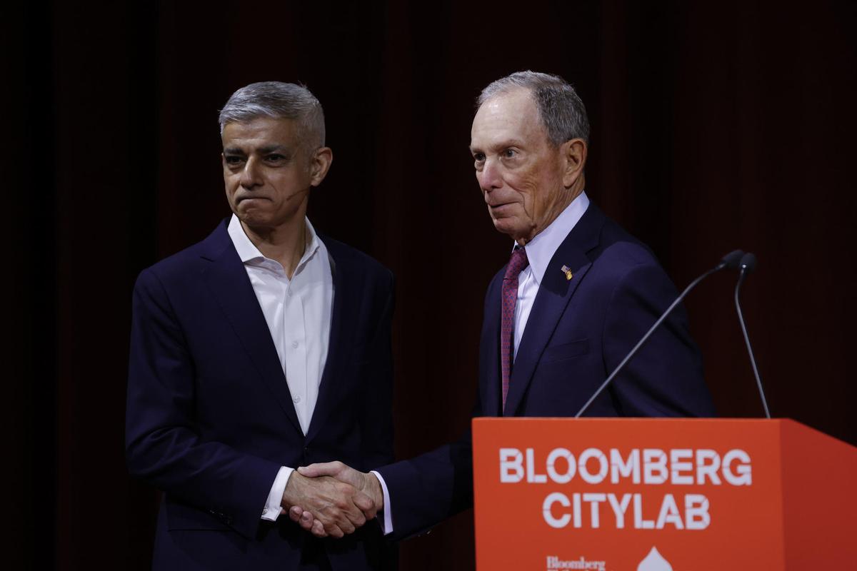 Sadiq Khan, alcalde de Londres, y Michael R. Bloomberg durante su intervención en 'Bloomberg CityLab 2026' en Madrid.
