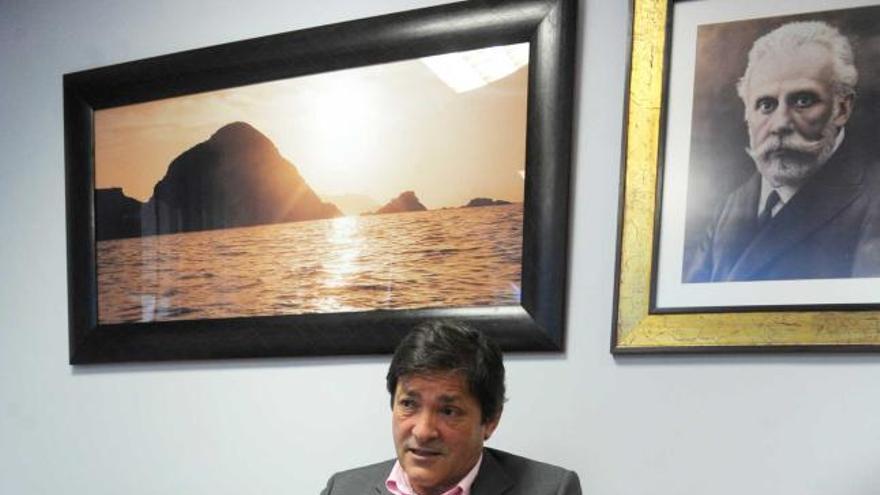 Javier Fernández, en su despacho, bajo un retrato de Pablo Iglesias y una fotografía del Cabo Peñas. | nacho orejas