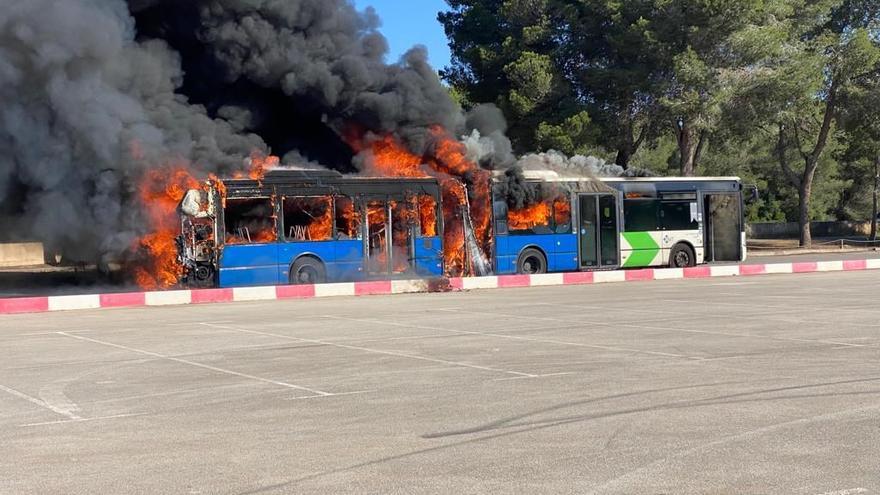 Un fuego destruye un autobús de la EMT en s'Arenal