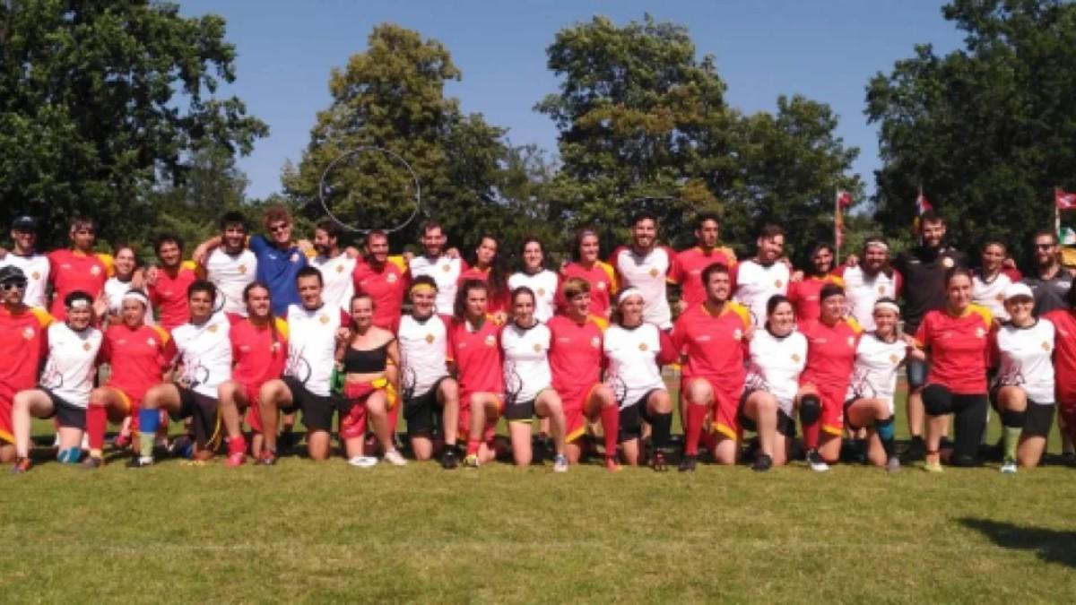 Las selecciones de Cataluña y España posan juntas después del partido que les enfrentó en Bamberg (Alemania)