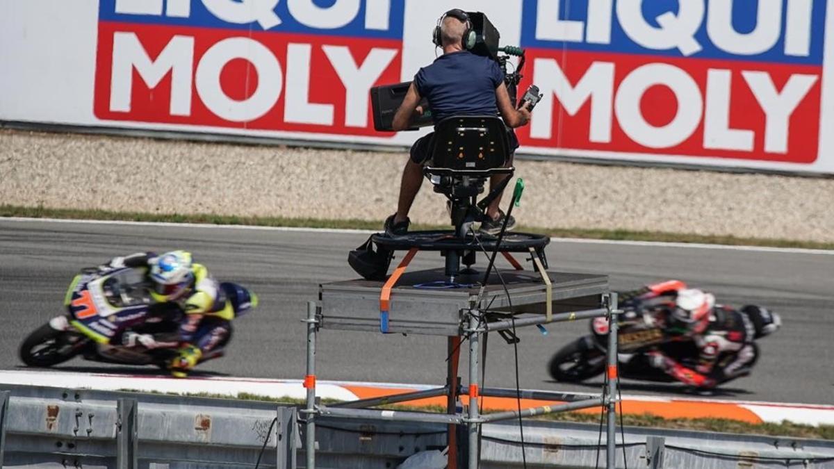 Un cámara de Dorna TV sigue el desarrollo de la carrera de Moto3, el pasado domingo, en Brno.