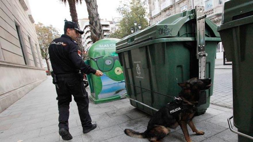 Un agente con un perro rastreando Vigo // JORGE SANTOMÉ