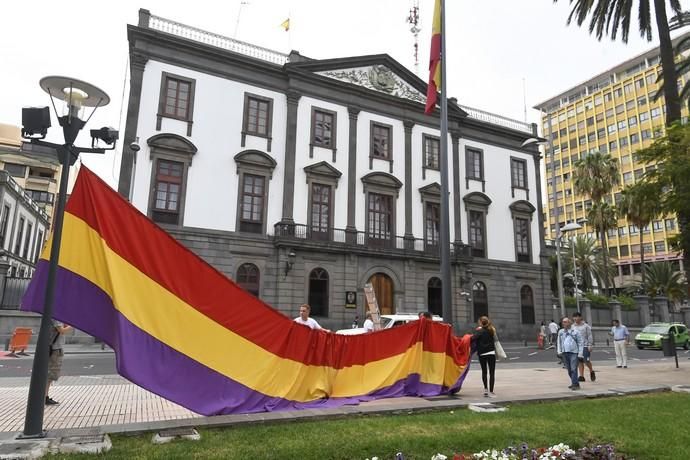 17-07-19 CANARIAS Y ECONOMIA. PARQUE DE SAN TELMO. LAS PALMAS DE GRAN CANARIA. Manifestacion, concentracion y despliegue de la bandera republicana delante del Palacio Militar. Fotos: Juan Castro.  | 17/07/2019 | Fotógrafo: Juan Carlos Castro