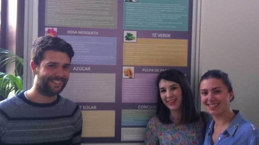 De izquierda a derecha, Carlos Miguel Sanz Vega, Alba Noriega Pérez y Gloria Antón Martínez, en el Auditorio, con el póster de su trabajo.