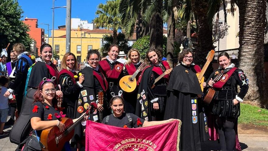 La tuna femenina de la ULPGC junto a sus madrinas de la tuna femenina de la ULL.