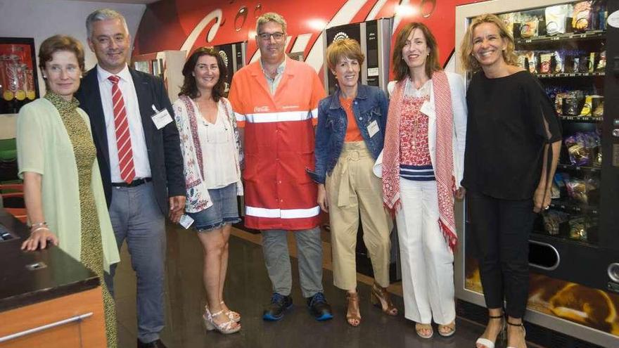 María Sande (primeira pola esquerda) e Valentín García (xunto a ela), onte, durante o percorrido polas instalacións da sede coruñesa da embotelladora de Coca-Cola European Partners.