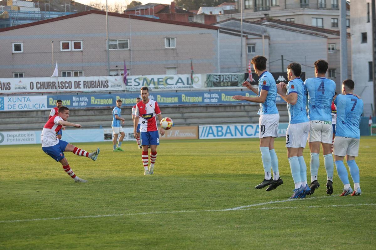 Remeseiro ejecuta una falta durante el encuentro disputado en A Lomba contra el Viveiro