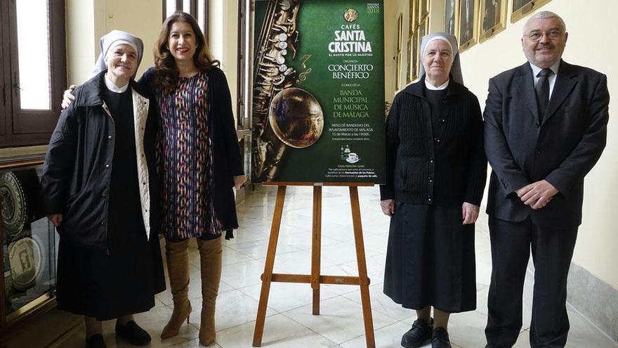 Las monjas con la edil de Cultura y el director de Santa Cristina.