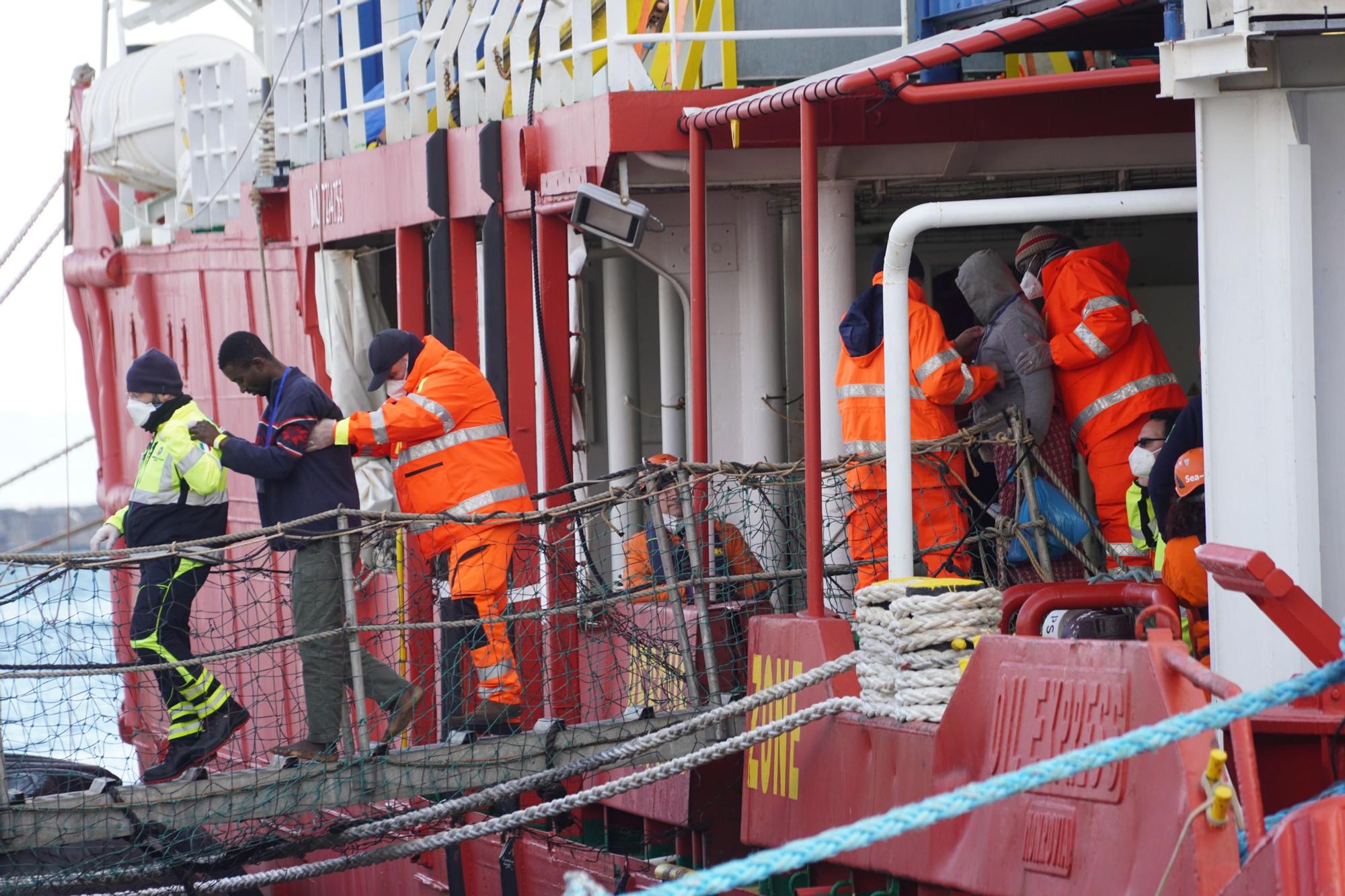 Unos migrantes son ayudados a desembarcar en el puerto de Nápoles tras ser rescatados en el Mediterráneo, el pasado mes de febrero.
