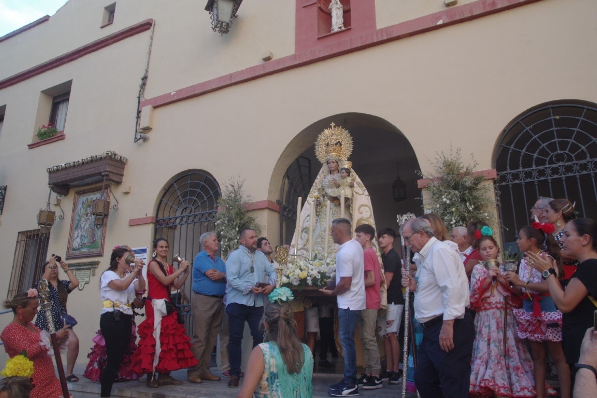 Salida de la romería de la Virgen de la Alegría desde Capuchinos