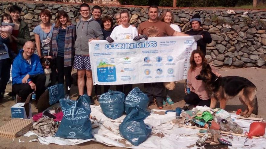 Els voluntaris de Platges Netes de Llançà recullen 30 quilos de deixalles