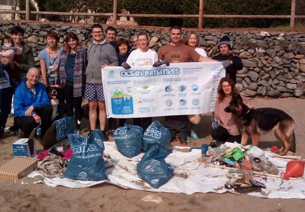 Els voluntaris de Platges Netes en plena feina