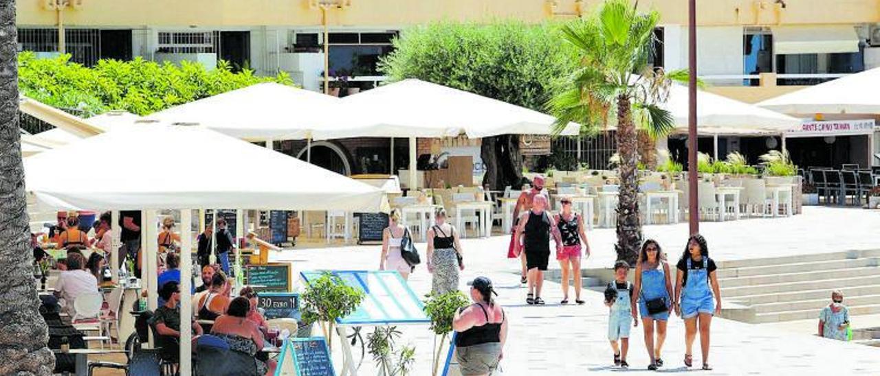 Turistas en el paseo de ses Figueretes, este verano.