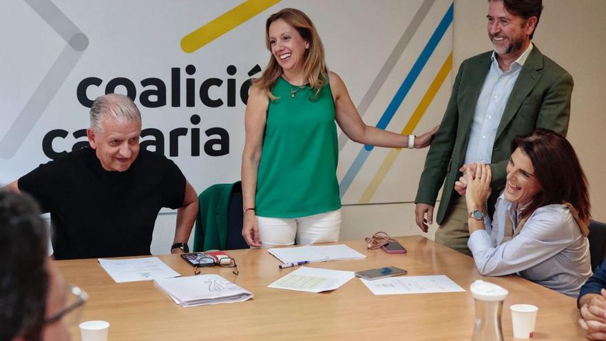 Francisco Linares, Rosa Dávila y Carlos Alonso, ayer en la Ejecutiva insular de Coalición Canaria.