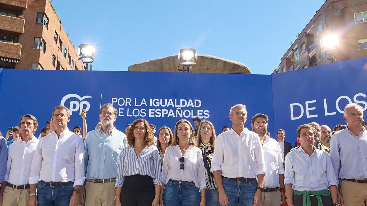 Foto de familia del PP durante la manifestación organizada por el PP, en la plaza de Felipe II, a 24 de septiembre de 2023, en Madrid (España). Bajo el lema ‘A la calle contra la amnistía, el referéndum y contra aquellos que quieren destruir nuestro Estad