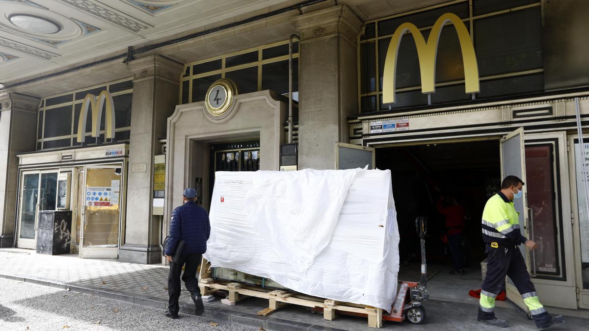 Las obras continúan dentro del local de comida rápida, que podría abrir muy pronto sus puertas.