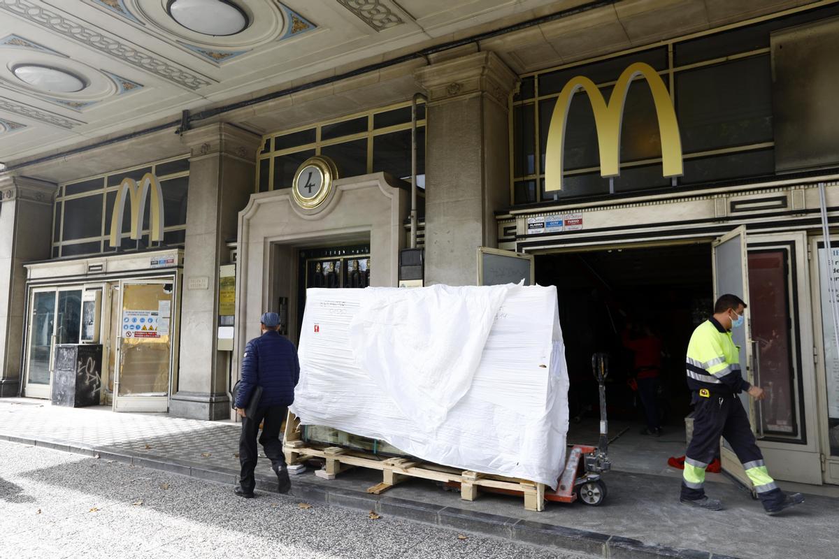 Las obras continúan dentro del local de comida rápida, que podría abrir muy pronto sus puertas.