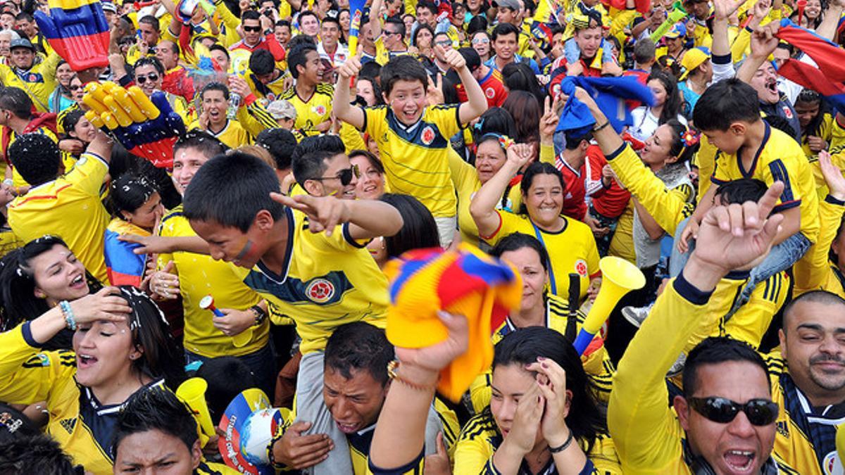 Centenares de colombianos celebran el pase de su selección a cuartos tras vencer a Uruguay, en Bogotá