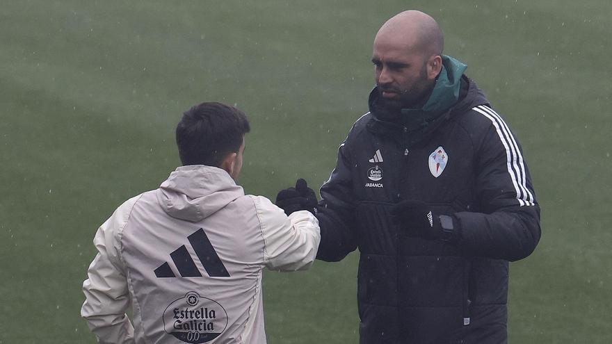 Claudio Giráldez, durante el entrenamiento de esta mañana en Afouteza.