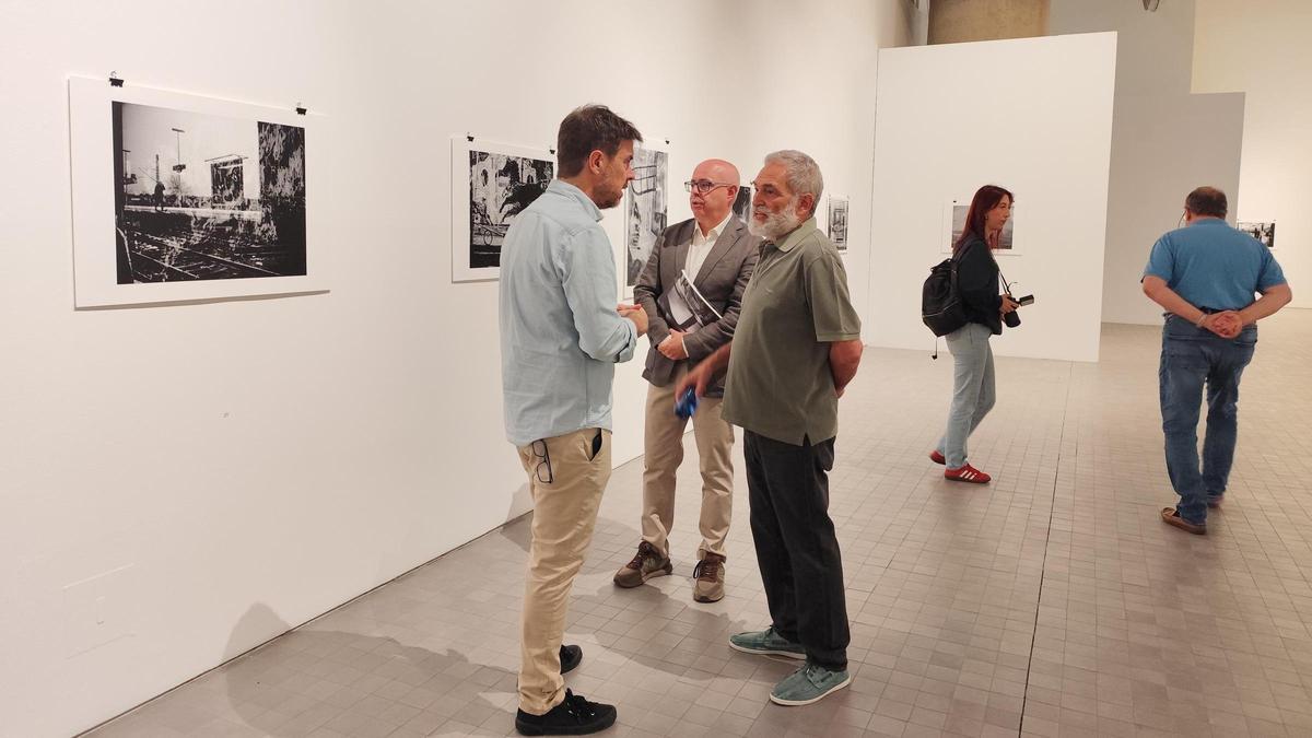 Antonio Uriel conversa con Julio Ramón y Fernando Sarría sobre las fotografías