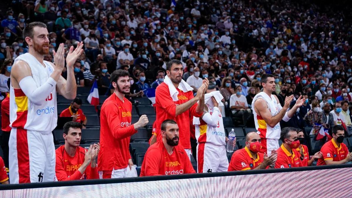 Claver aplaude a sus compañeros en un partido de preparación de la selección