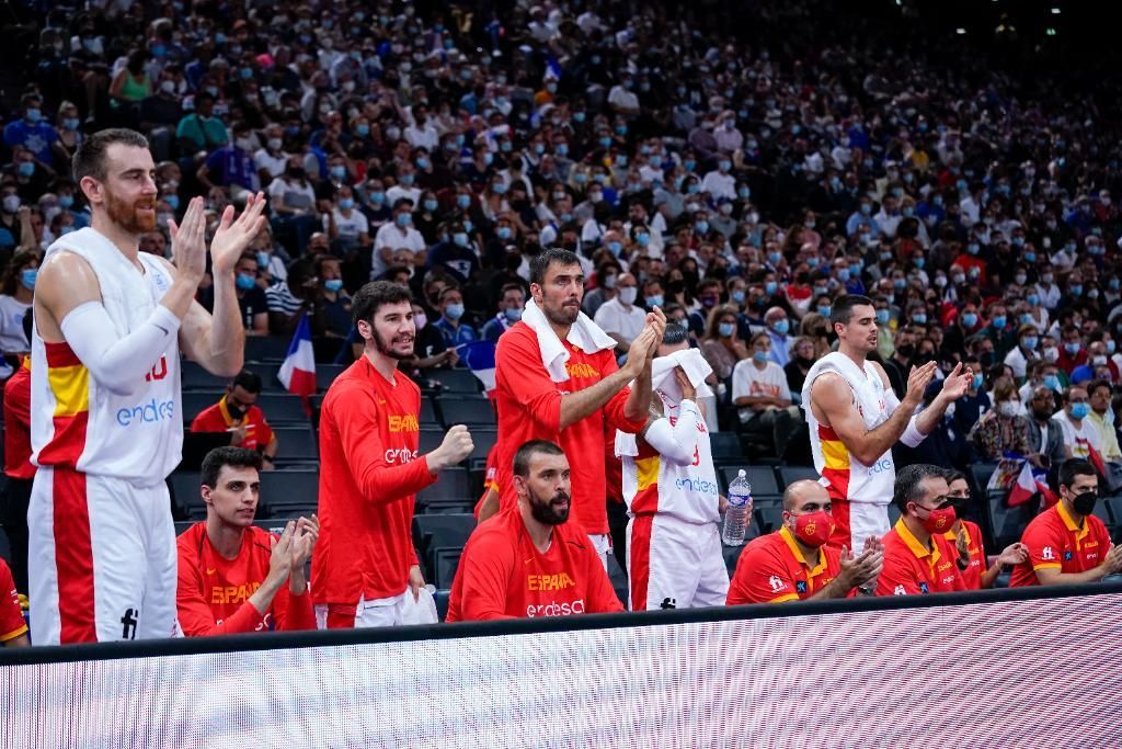 Claver aplaude a sus compañeros en un partido de preparación de la selección