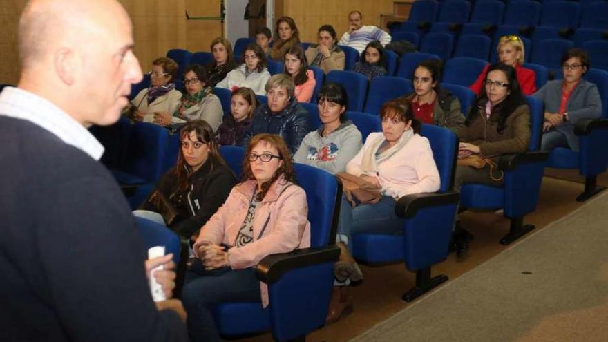 Un instante de la reunión celebrada anoche en el Salón Teatro de Lalín. // Bernabé/Gutier