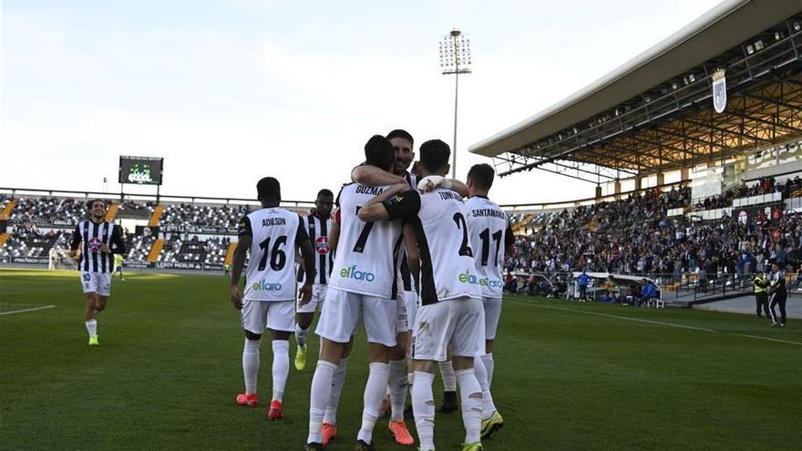 El Badajoz gana al Talavera y recupera aliento por el ascenso