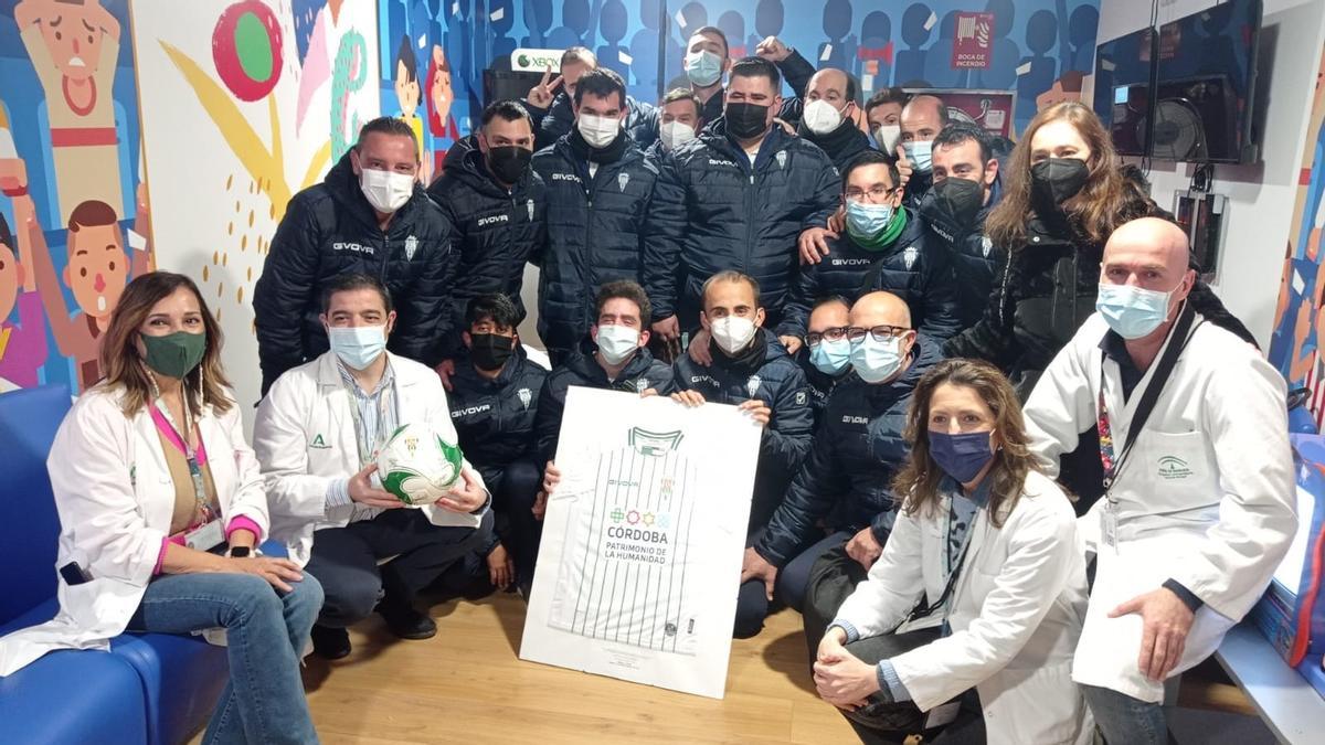 Visita del equipo del Córdoba CF Genuine al Hospital Reina Sofía.